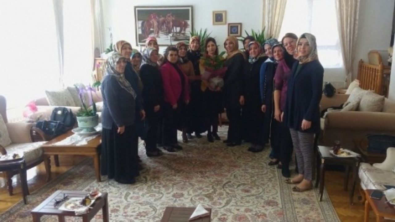 AK Partili kadınlar Vali Aktaş’ın eşi Sonül Aktaş’ı ziyaret etti
