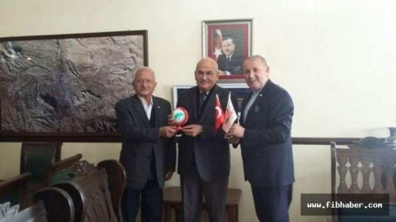 Başkan Yıldız’a kumbara ve bayraklı teşekkür