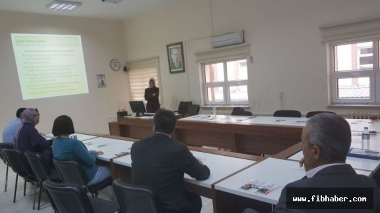 İş sağlığı ve güvenliği eğitimi veriliyor