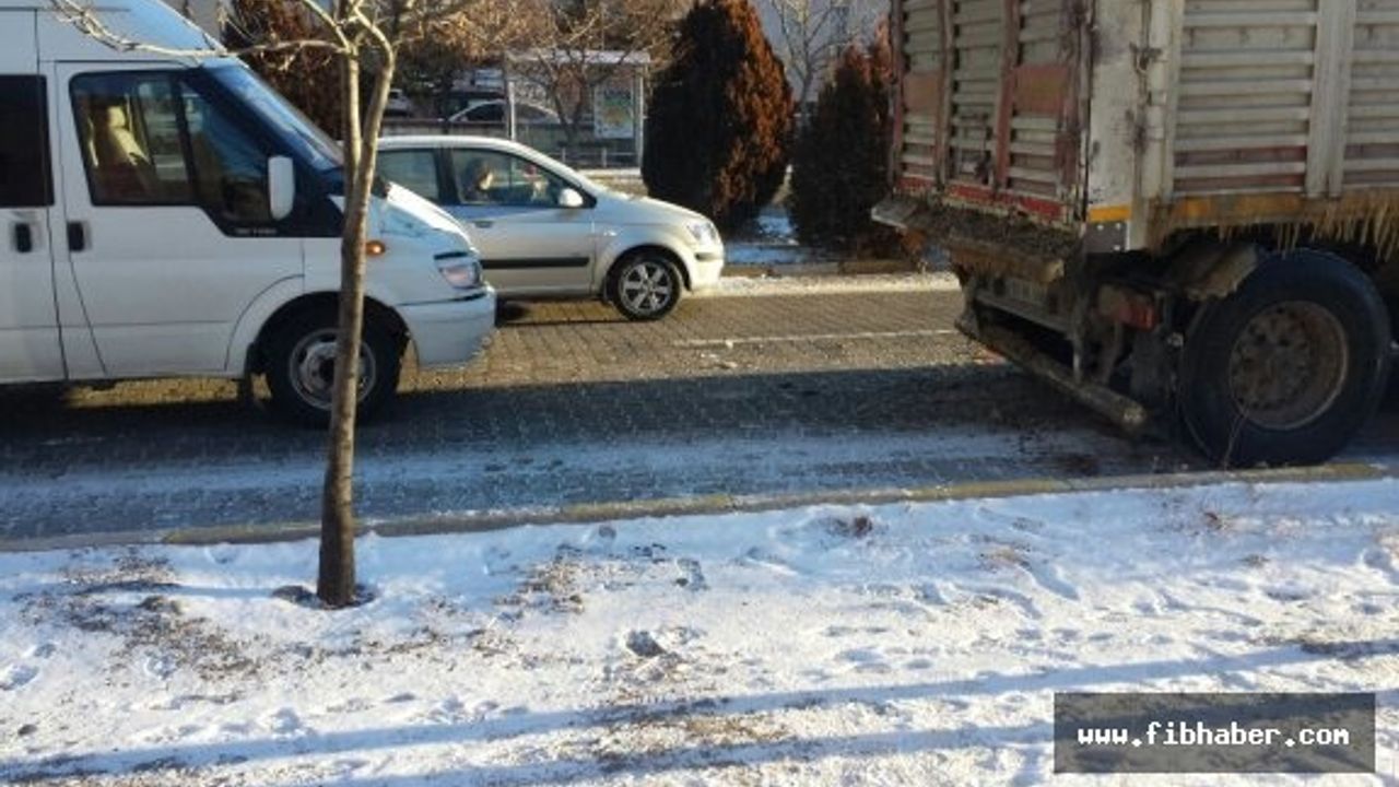 Kayganlaşan Yolda Öğrenci Servisi Kamyona Çarptı