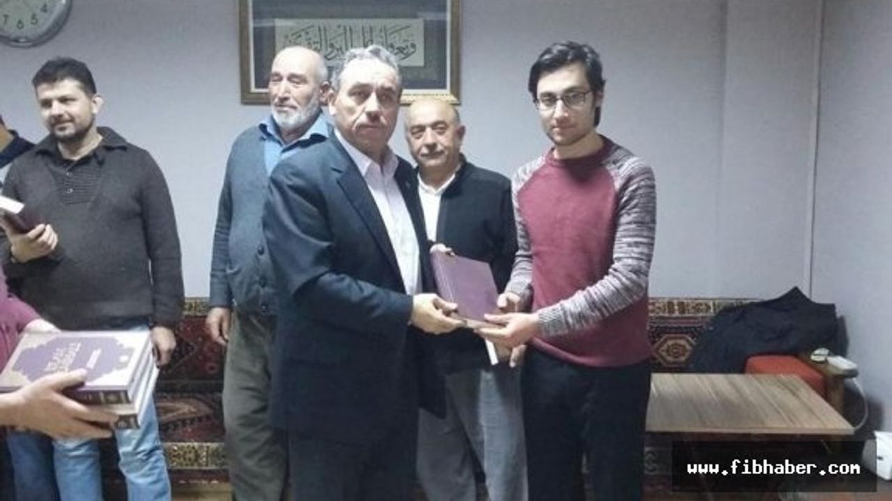 Müftü Öztürk, Nevşehirli Gençlere İlmihal Hediye Etti