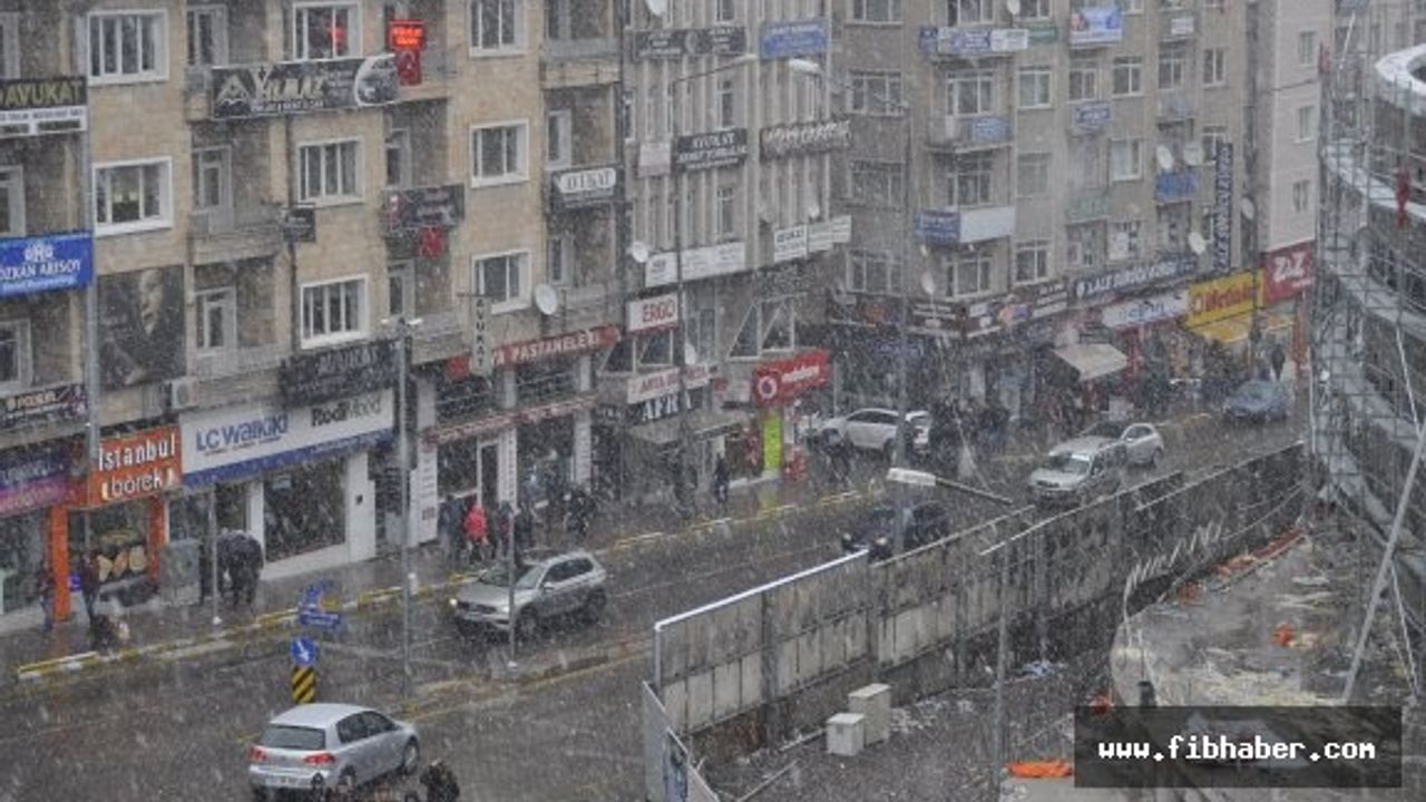 Nevşehir'de lapa lapa kar yağdı