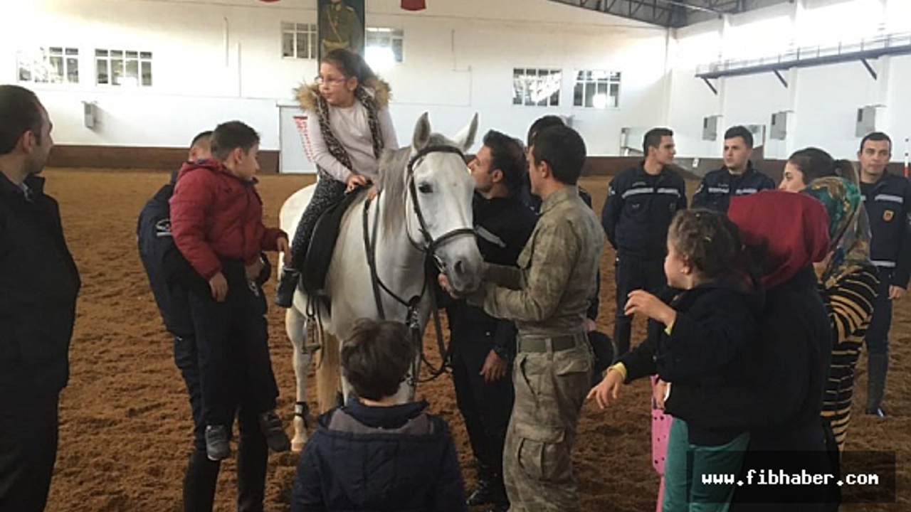 Nevşehirde Engelli Çocuklara Atla Terapi Yapılıyor