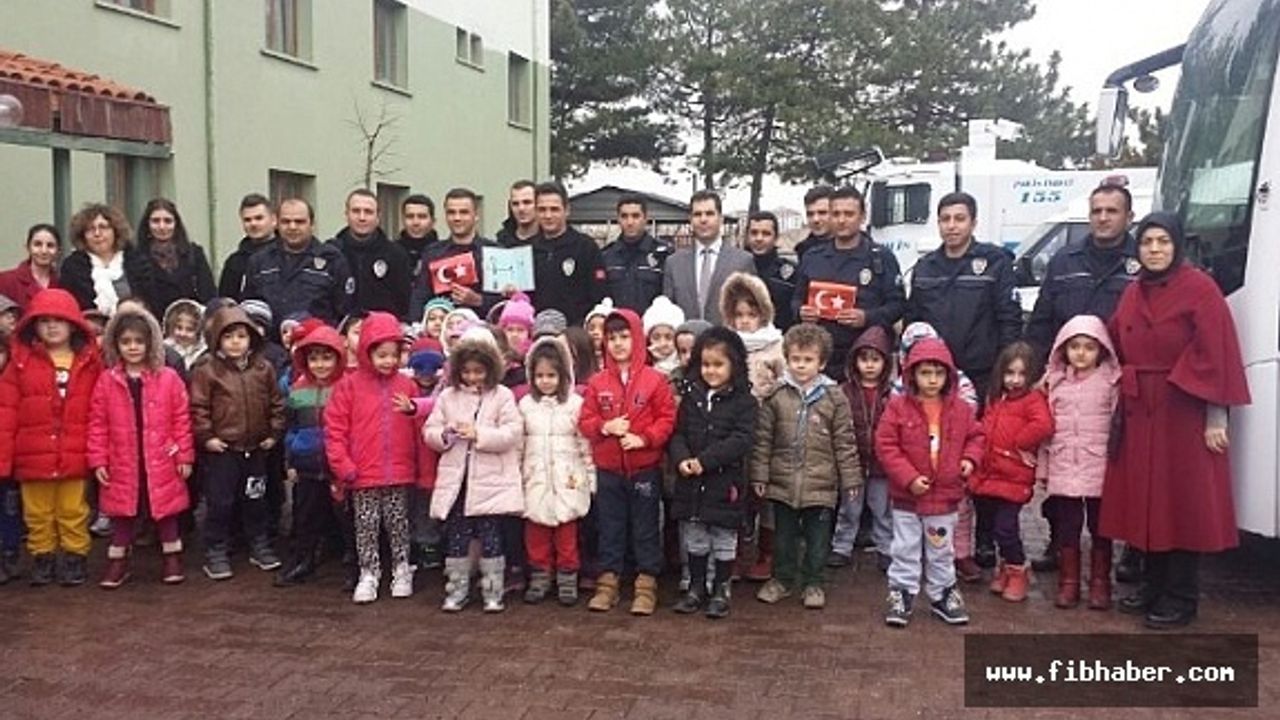 Nevşehirli Minik öğrencilerden Çevik Kuvvet polisine ziyaret