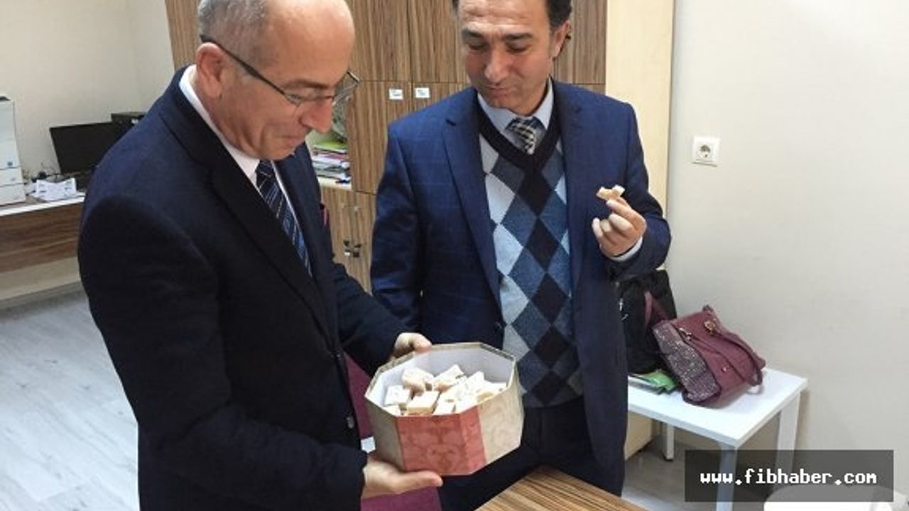 Uğur'dan Tayyip Erdoğan Okuluna Köftür Jesti