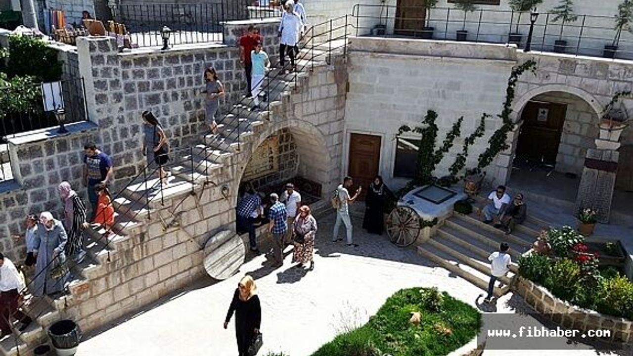 Aşk ve Mavi Dizi Konağına Ziyaretçi Akını