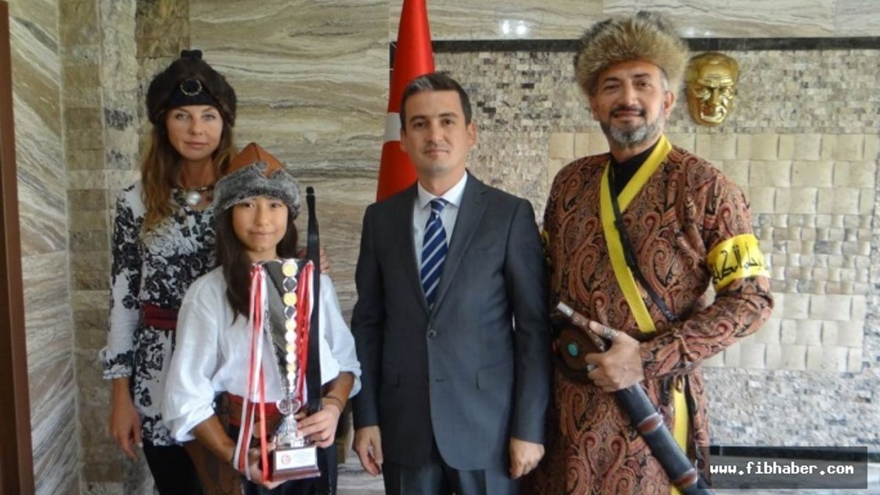 Türkiye üçüncülüğü sevincini Kaymakamla da paylaştı