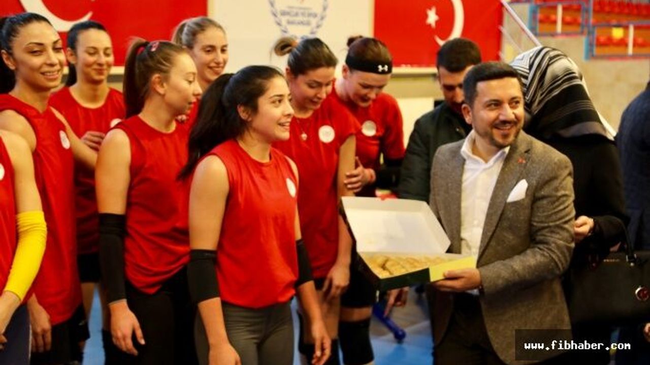 Başkan Arı ve eşi, Kadın Voleybolculara Elleriyle Baklava Yedirdi