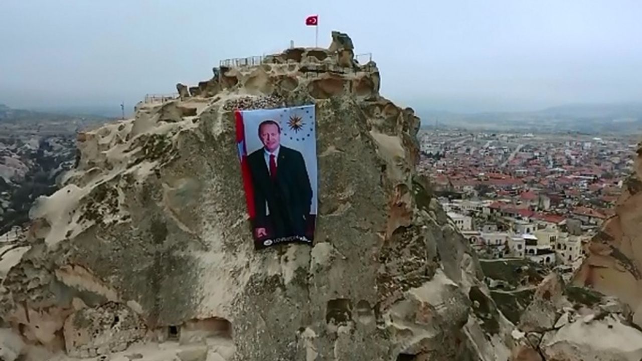 Uçhisar Kalesine dev Erdoğan posteri!