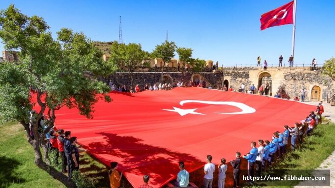 Nevşehir'de 102 Genç Tarihi Kalede Dev Türk Bayrağı Açtı