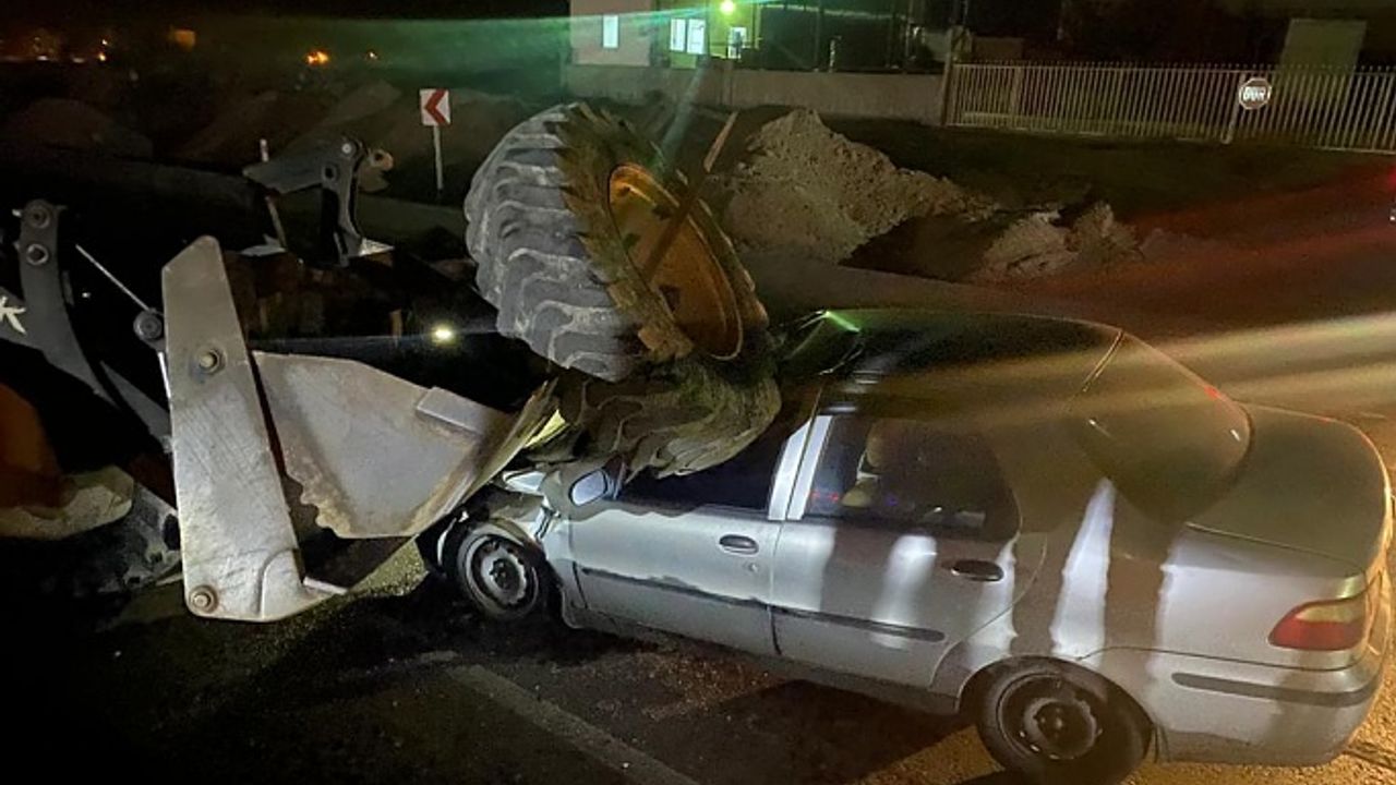 Nevşehir'de feci kaza! Kepçe ile çarpışan otomobil hurdaya döndü