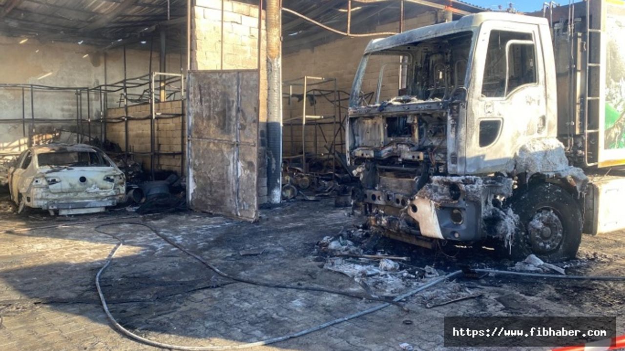 Derinkuyu Belediye garajında yangın çıktı 2 araç yandı