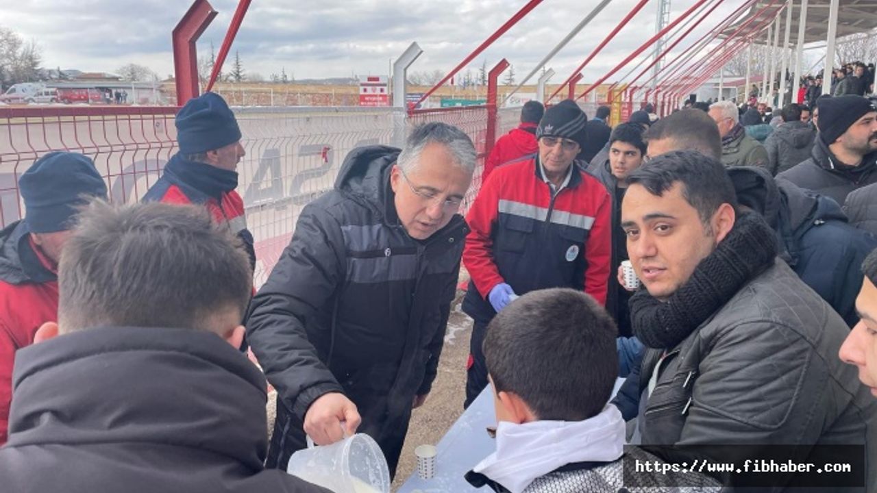 Başkan Savran Nevşehirli taraftarlara sıcak süt dağıttı