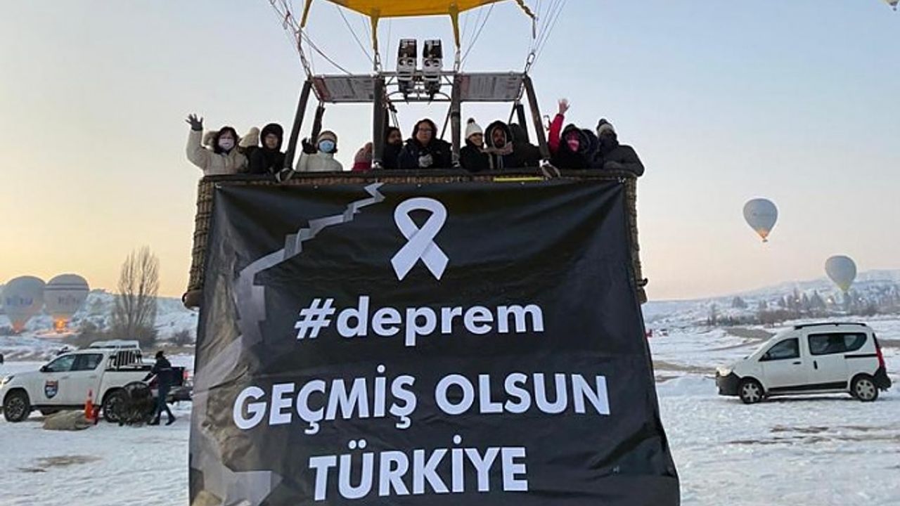 Kapadokya'da Balonlar "Geçmiş olsun Türkiye" pankartı ile uçtu