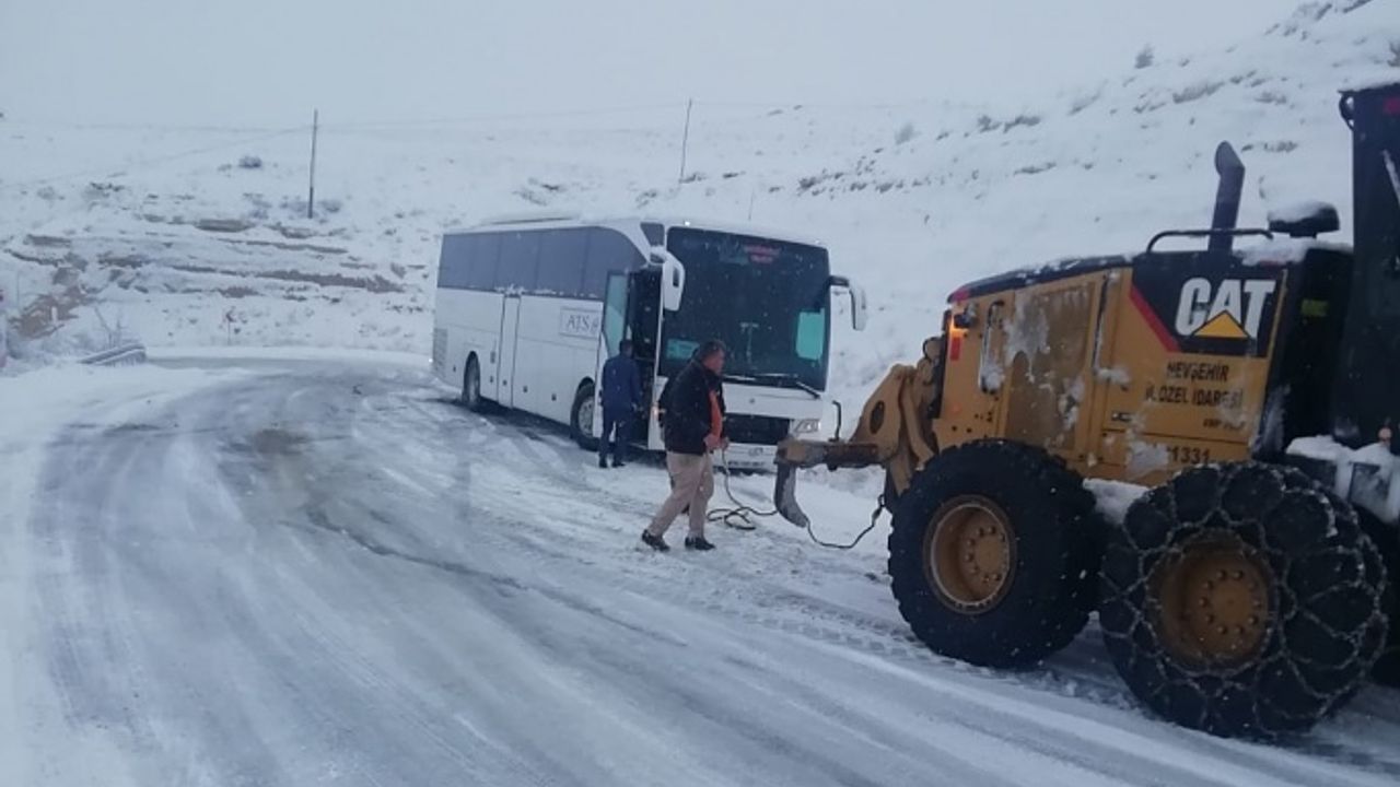 Nevşehir'de mahsur kalan yabancı tur otobüsü kurtarıldı