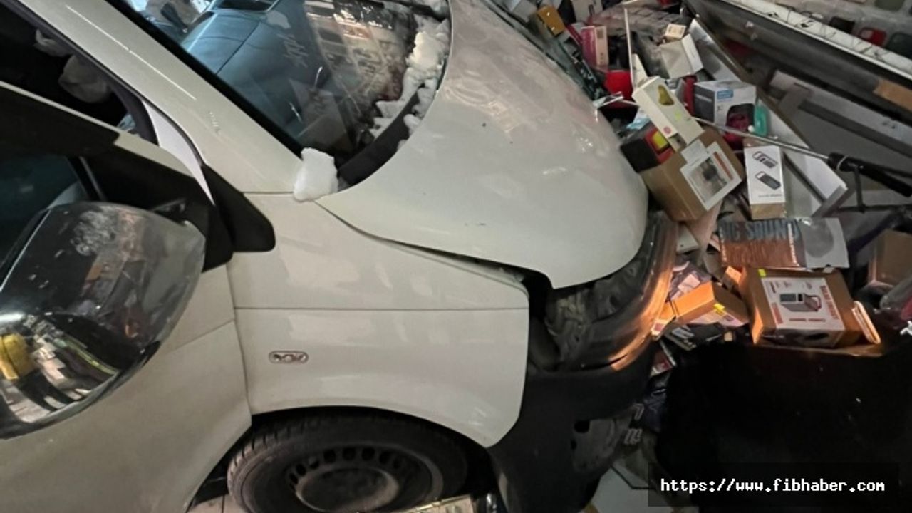 Nevşehir'de iki araç çarpıştı araçlardan biri dükkana girdi