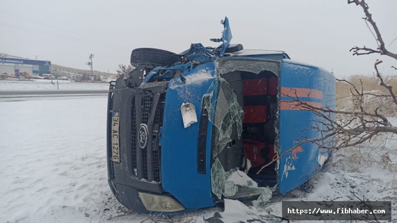 Nevşehir'de Kargo aracı yoldaki buzlanma nedeniyle devrildi