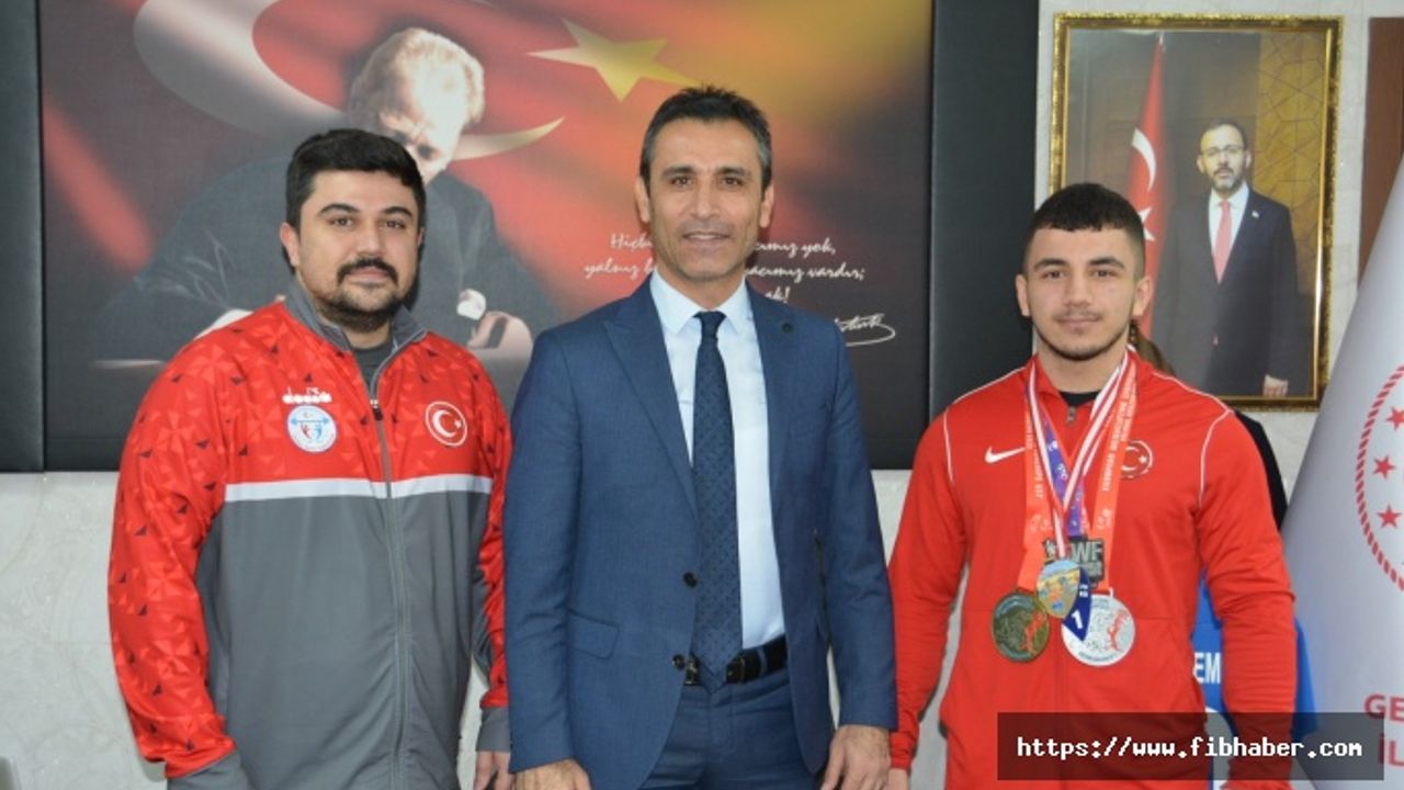 Türkiye Şampiyonu Yaşar Karaca İl Müdürü Özdemir’i ziyaret etti.
