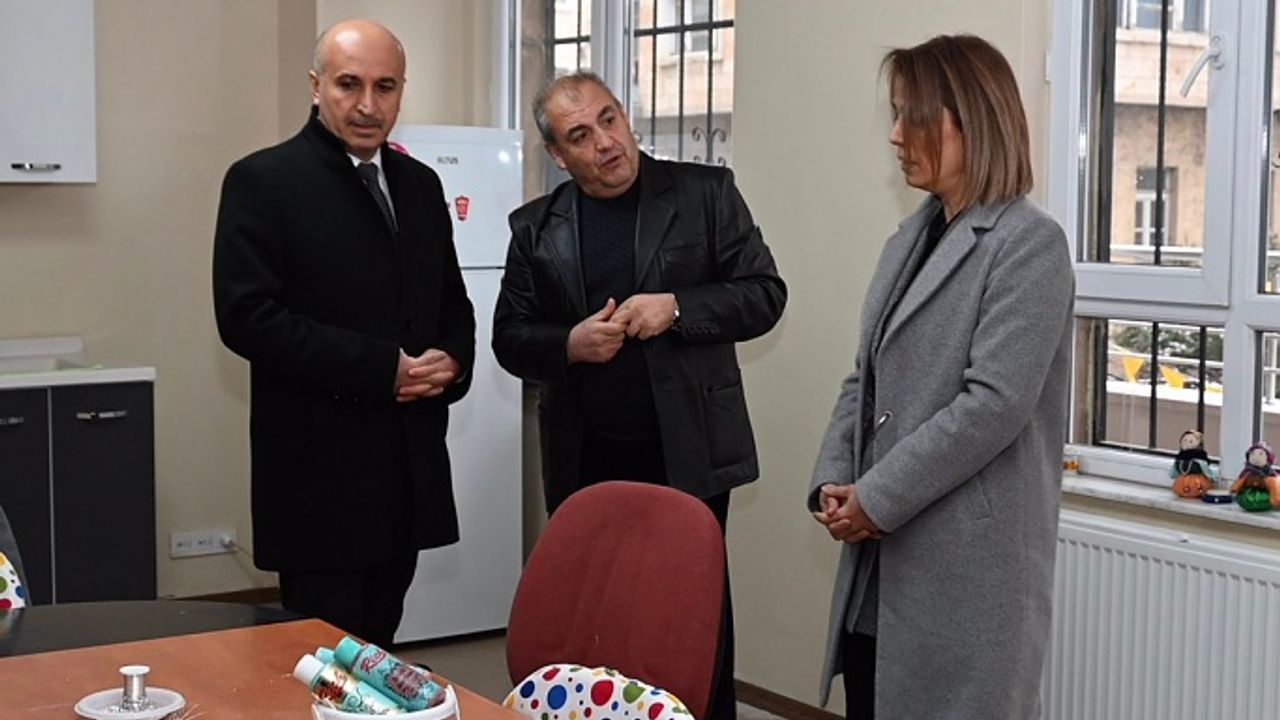 Vali Becel, Nevşehir Halk Eğitim Merkezini yeni yerinde ziyaret etti