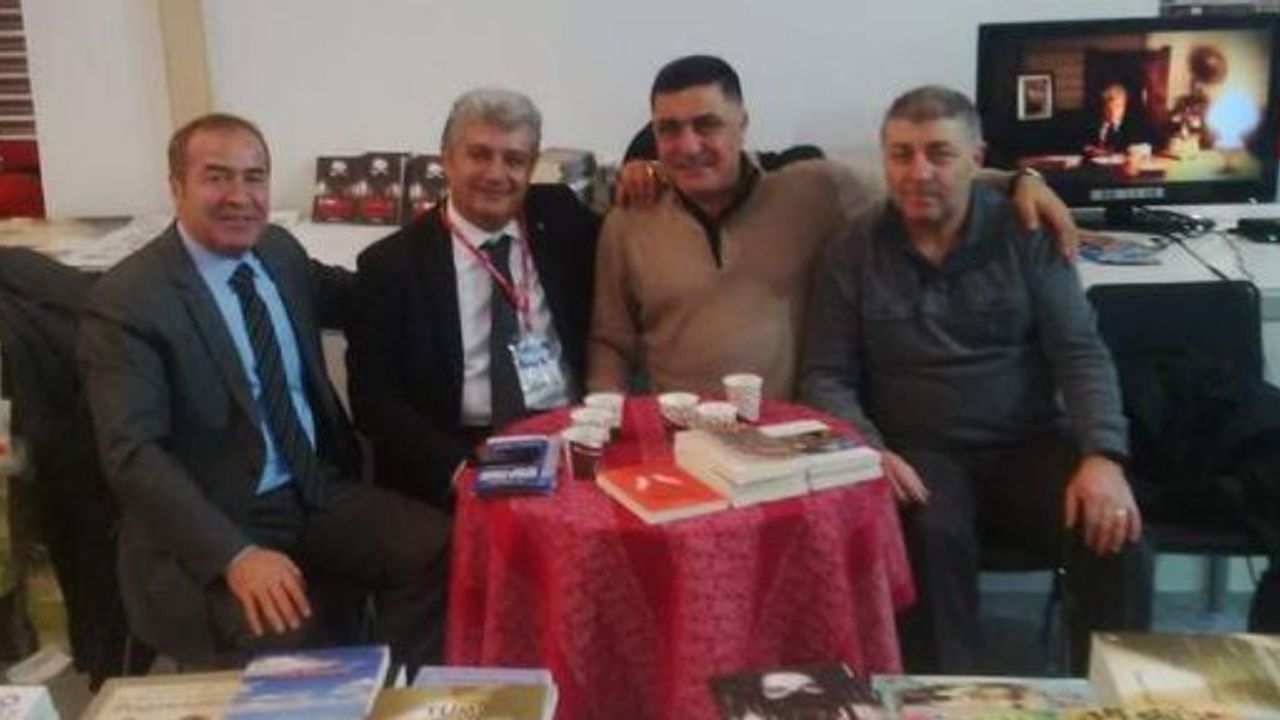 Nevşehir Eski Emniyet Müdür Yardımcısı Çelik, Kitap Fuarında Kitaplarını İmzaladı