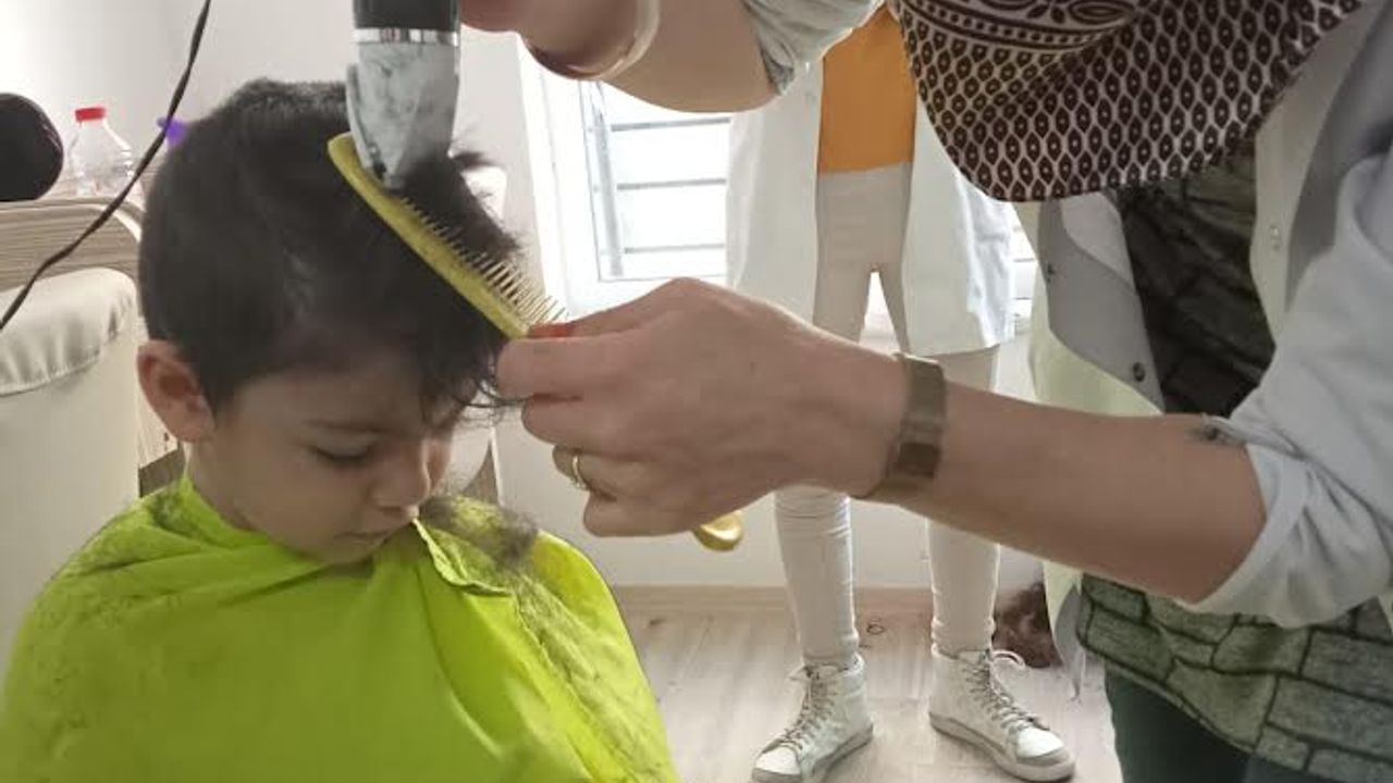 Nevşehir'de HEM kursiyerleri depremzedelerin saçını kesiyor