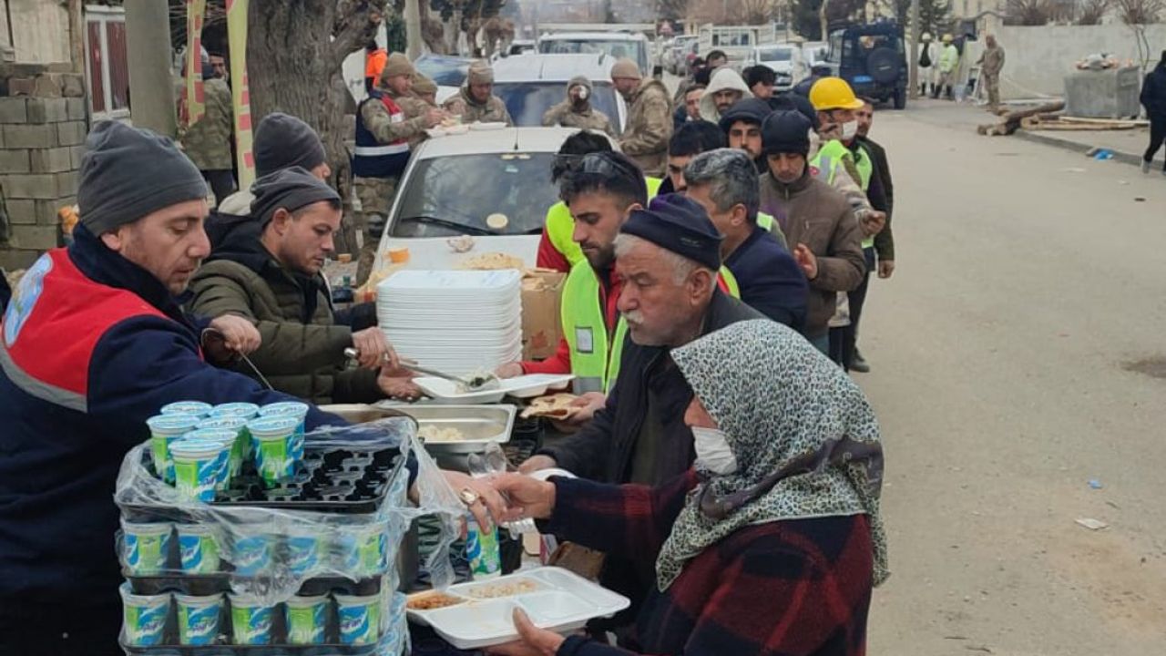 Nevşehir gönüllü öğretmenler'den depremzedelere sıcak yemek ikramı