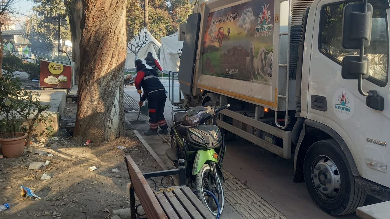 Nevşehir Belediyesi Hatay'da çevre temizliği de yapıyor