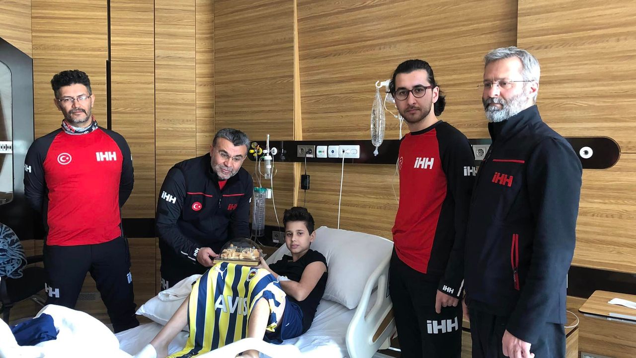 Nevşehir İHH'dan depremzede çocuğa Fenerbahçe forması