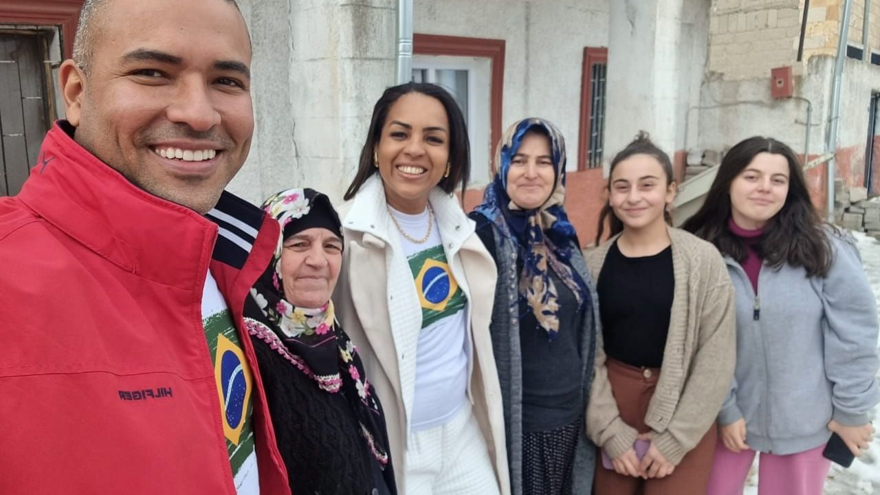 Brezilyalı turistlerden Kapadokya'daki depremzede aileye ziyaret