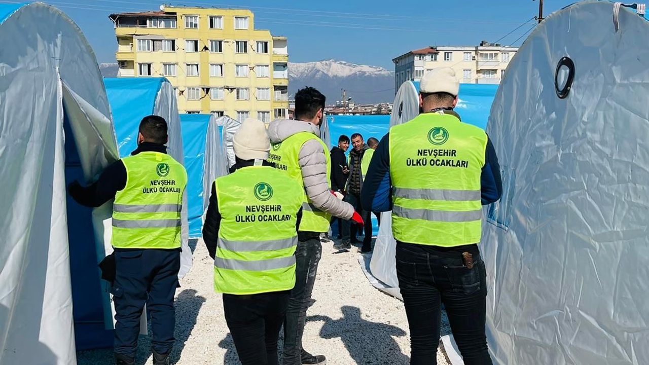 Nevşehir Ülkü Ocakları depremzedeler için çadır kurdu