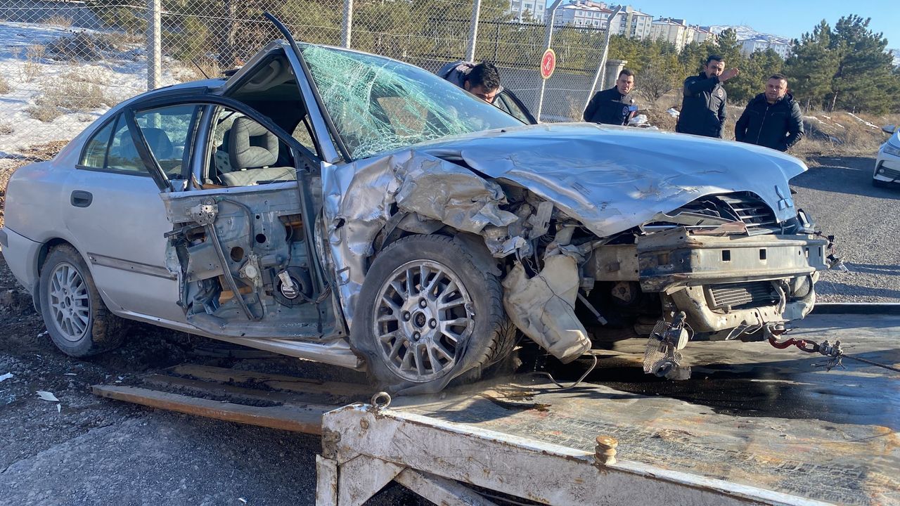 Nevşehir'de kamyon ile otomobil çarpıştı : 2 yaralı