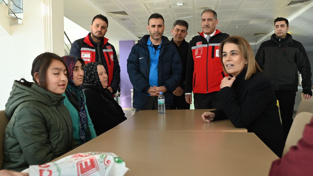 Vali Becel, Nevşehir KYK Yurdundaki Depremzedelere Moral Verdi