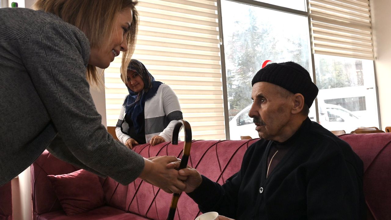 Vali Becel, Nevşehir yurtlarında kalan depremzede aileleri ziyaret etti
