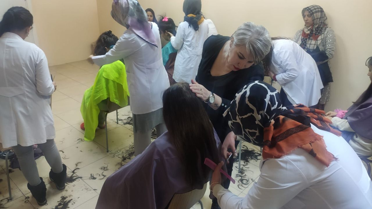 Nevşehir'deki depremzedeler kuaförlük hizmetiyle moral buldu
