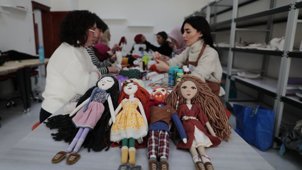 Nevşehir'de Kadınlar Depremzede Çocuklar İçin Bez Bebek Yapıyor