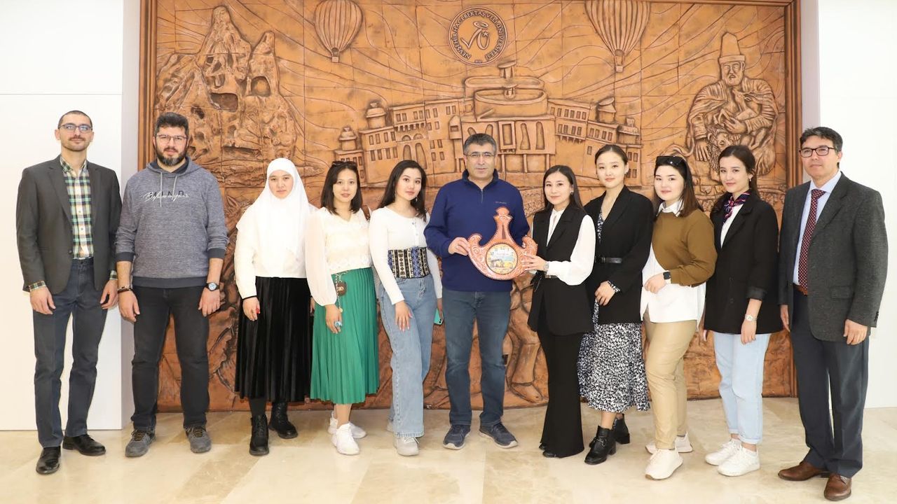 Kazak öğrenciler Nevşehir'de Rektör Aktekin’i ziyaret etti