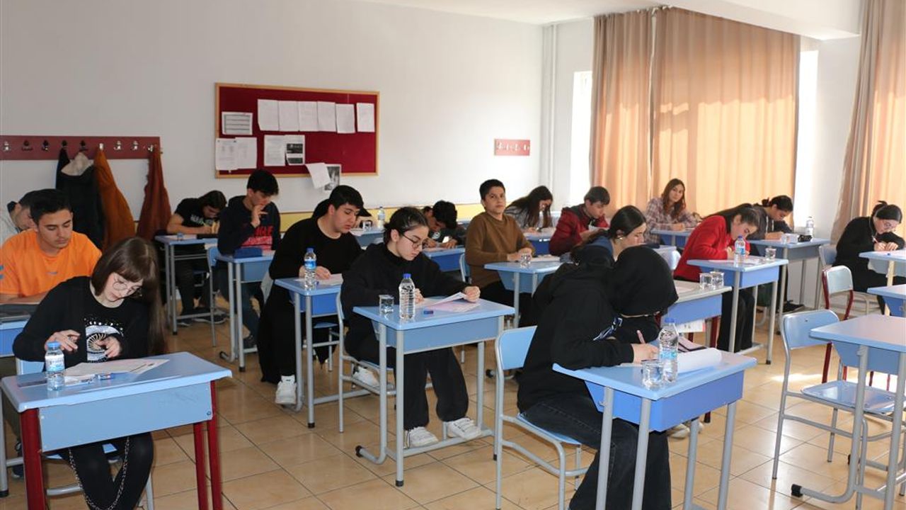 Altınyıldız Fen ve Anadolu Liselerinde  9. 10. ve 11. Sınıflar Bursluluk Sınavı Yapıldı