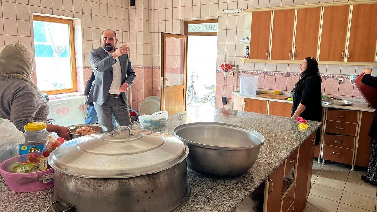 Kaymaklı Belediyesi ihtiyaç sahibi vatandaşların evlerine sıcak iftar yemeği götürüyor