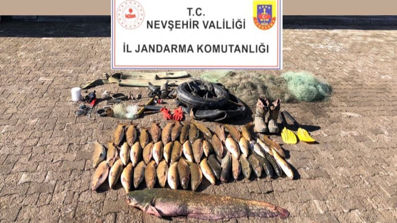 Kızılırmak'ta kaçak balık avcısı 2 kişi jandarmaya yakalandı