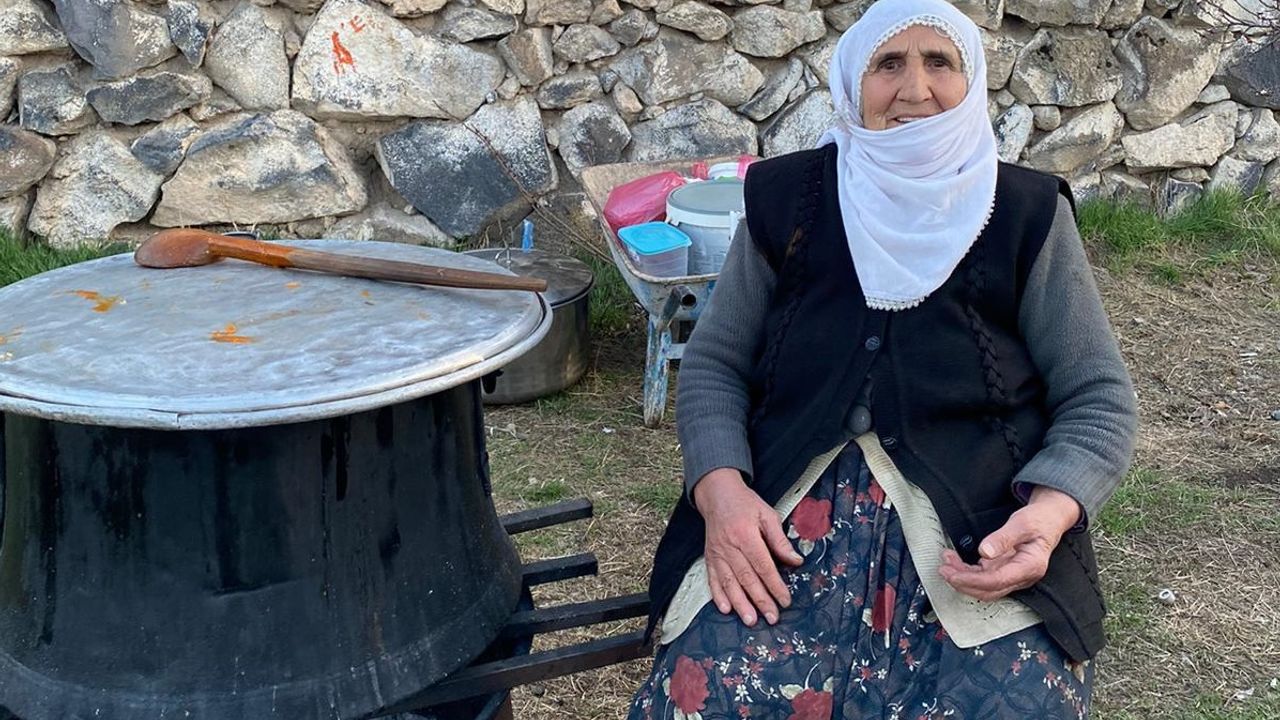 Nevşehir'in Suvermez köyünde dev kazanlar iftar için kaynadı