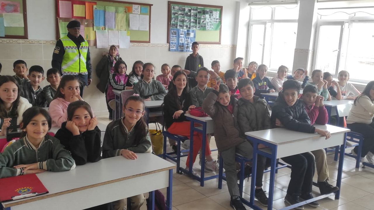 Nevşehir jandarmadan öğretmen ve öğrencilere trafik eğitimi
