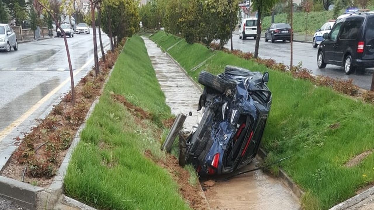 Nevşehir'de aynı yerde yine kaza! Otomobil kanala düştü