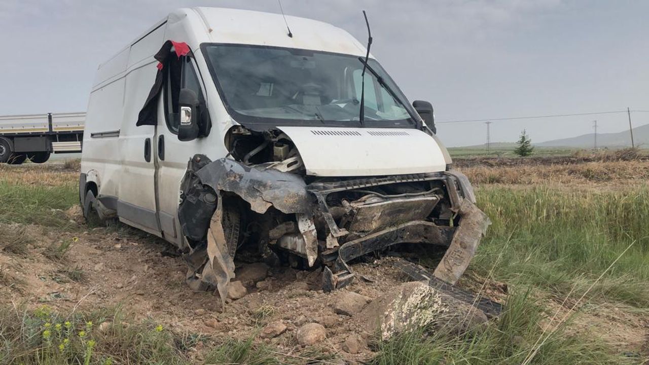 Nevşehir'de yoldan çıkan minibüs tarlaya girdi: 2 yaralı