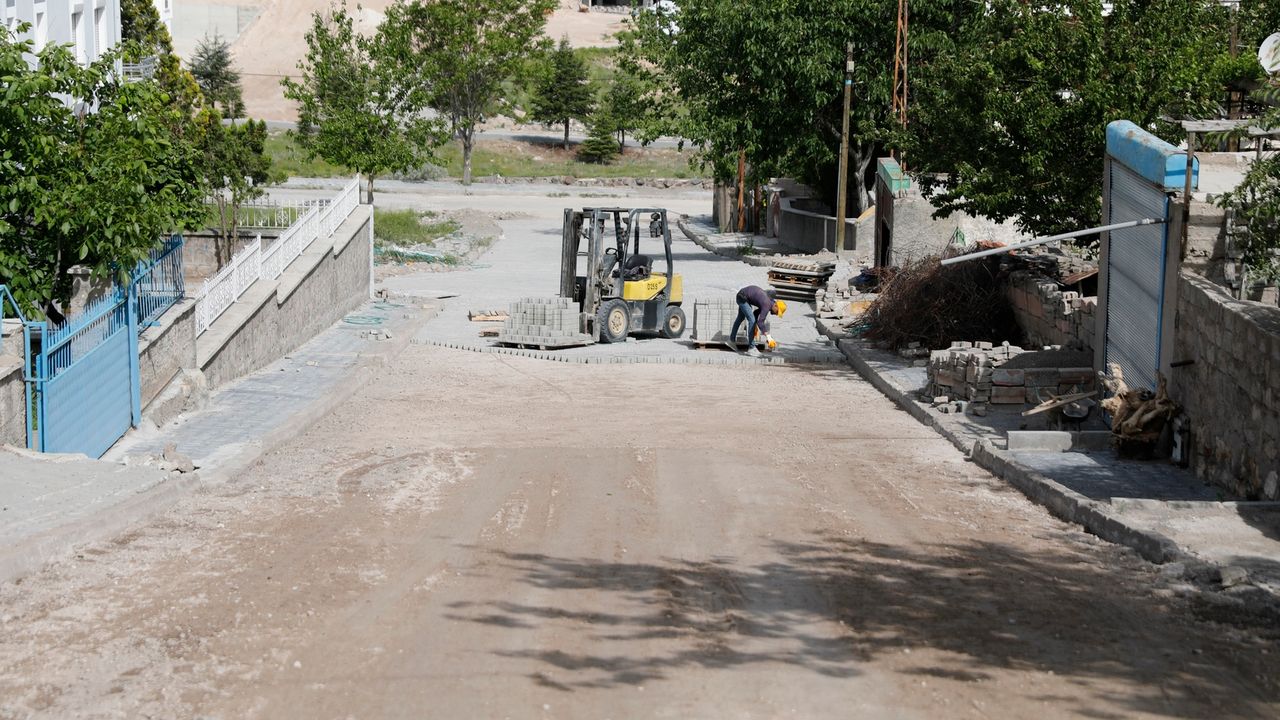Belediye ekipleri Kıratlıoğlu Mahallesi’nde çalışmalarını sürdürüyor.