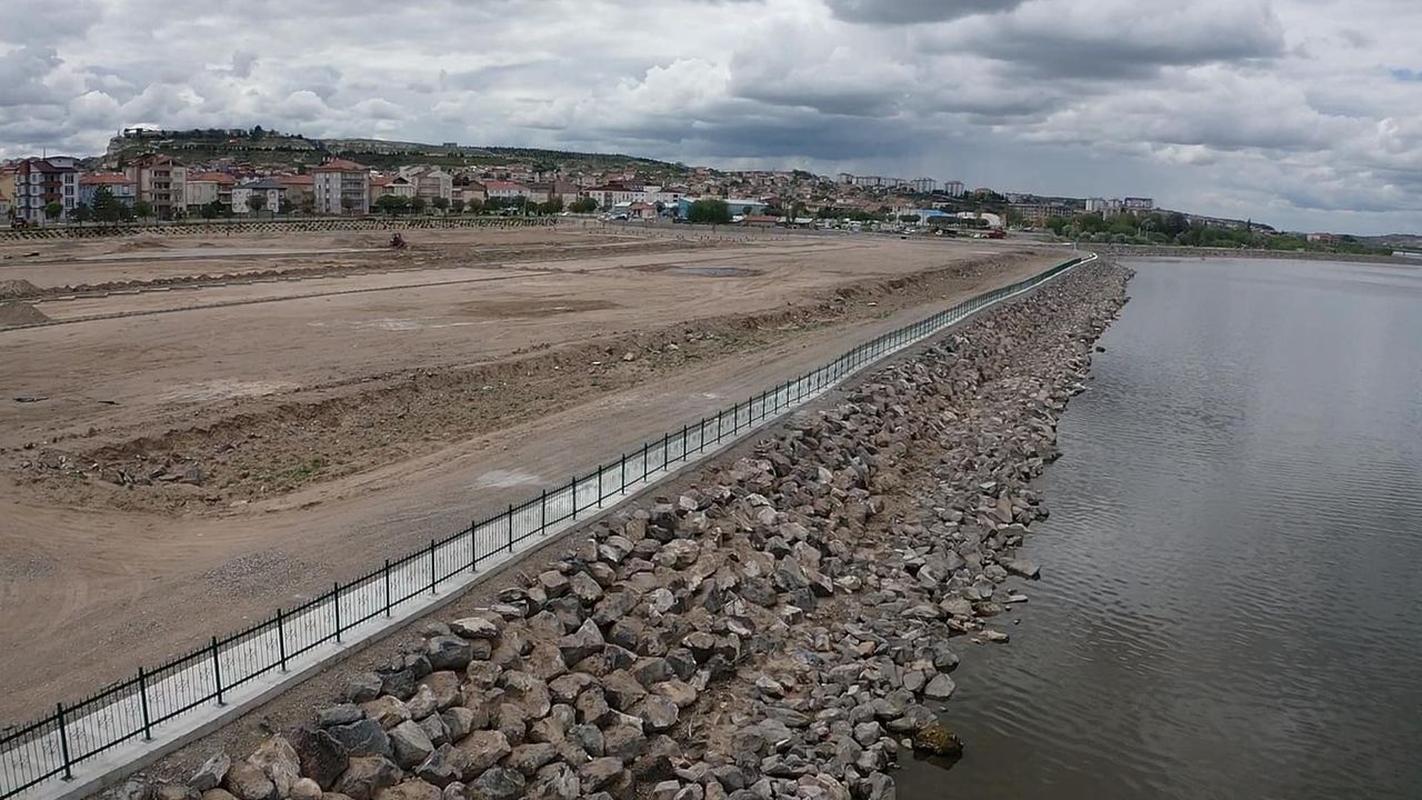 Gülşehir'de Kızılırmak sahili demir korkuluklarla kapatıldı