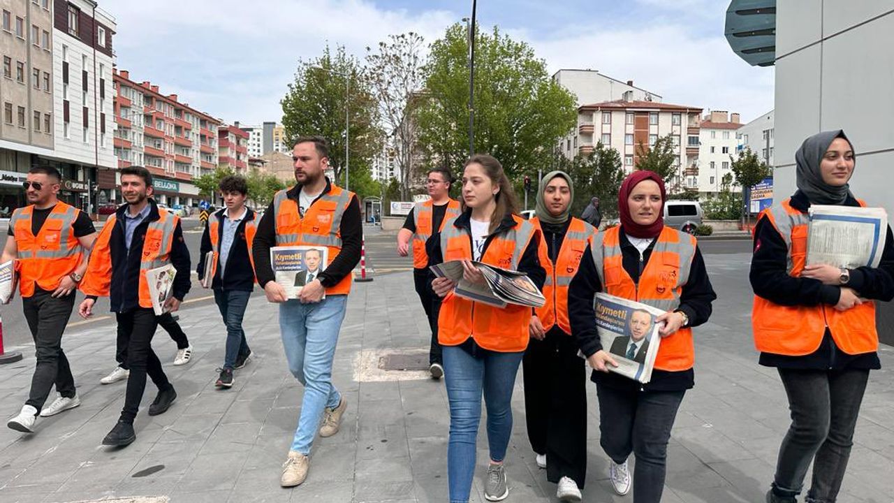 AK Parti Gençlik Kolları Nevşehir'de gazete dağıttı