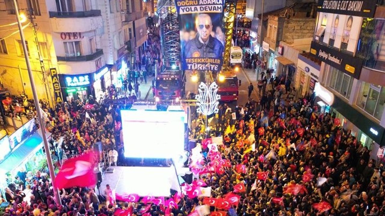 AK Parti Nevşehir İl Başkanlığı önünde 'Erdoğan' coşkusu