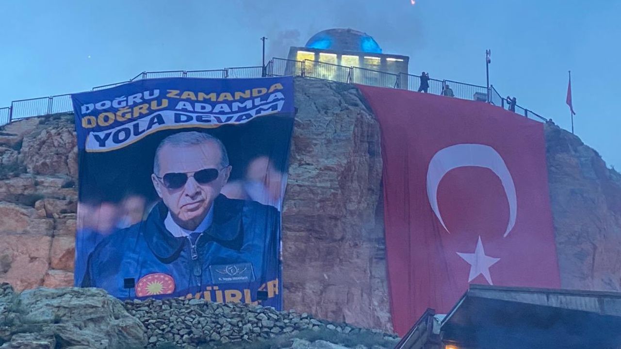 Erdoğan'ın pilot kıyafetli dev posteri Ürgüp Temenni tepesine asıldı