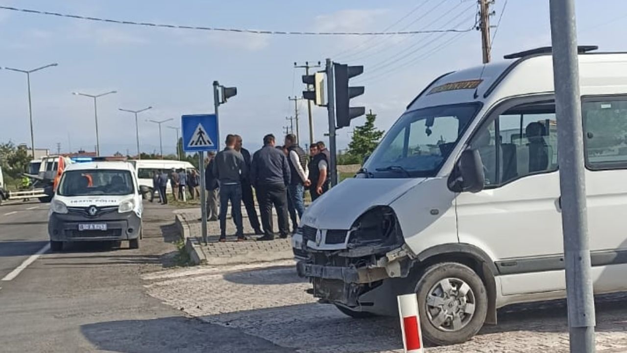 Nevşehir'de öğrenci sevisi ile işçi servisi çarpıştı! 8 yaralı