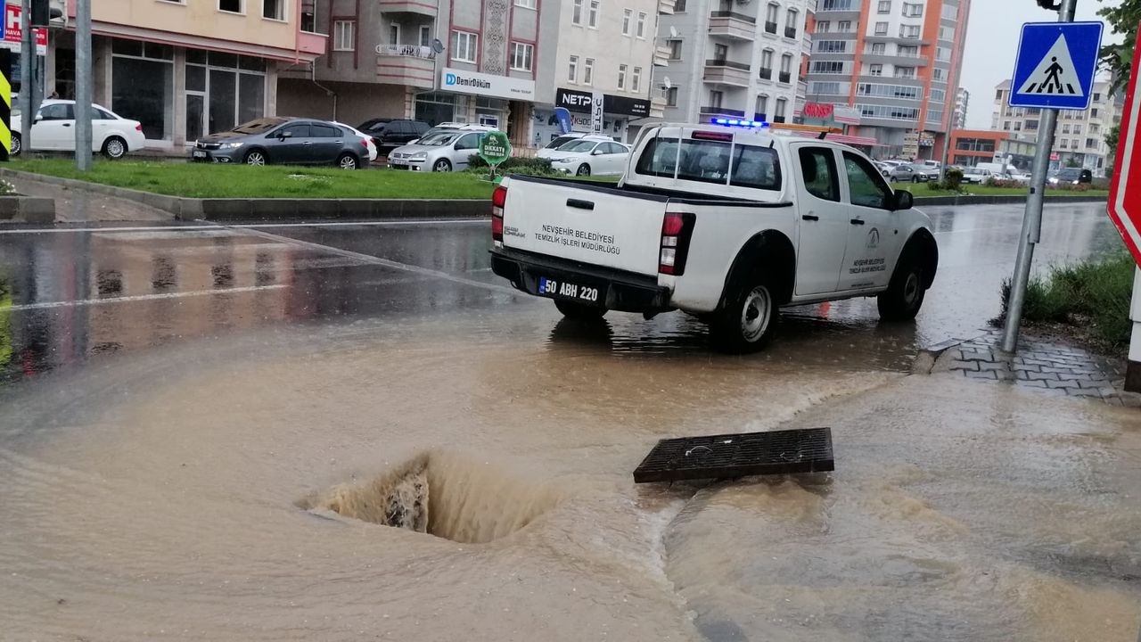 Nevşehir Belediyesi yağış ile birlikte teyakkuza geçti